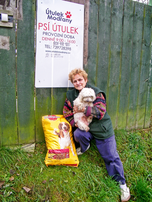 Psie útulok v Modřanech získal takmer tonu krmiva
