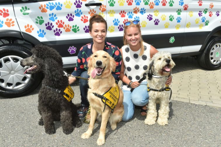 Asistenčné psíkovia majú nové fáro. Odovzdanie sa zúčastnili aj známe milovníčky psov - Marta Jandová, Patricie Solaříková a Marta Kubišová