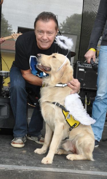 Charlie slávnostne promoval